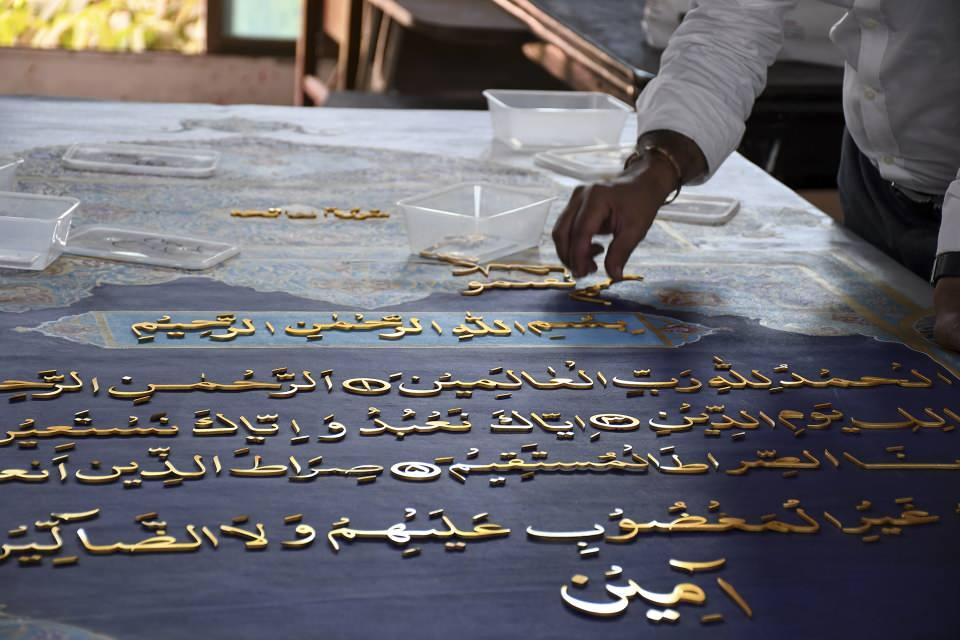 <p>Dünyanın en büyük Kur’an-ı Kerim’inin yapımı Pakistan’ın Karaçi kentinde devam ediyor. Pakistanlı sanatçı Şahed Rasam tarafından yapımına Karaçi’de başlanan projenin bir bölümü Dubai 2020 fuarında sergilendi. </p>

<p> </p>
