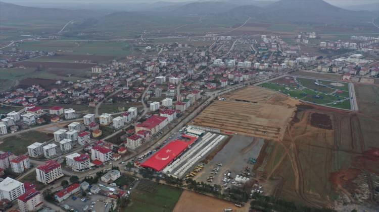 <p>Çiftçi, ilçedeki konteyner sayısını 2 bine ulaştırmayı planladıklarını dile getirdi. </p>
<p> </p>
<p> </p>
<p>23 BİN BİNA İNCELENDİ </p>
<p> </p>
<p> </p>
<p>Afşin'de depremlerde 496 binanın yıkıldığına değinen Çiftçi, "Yaptığımız hasar tespit çalışmaları neticesinde 227 binayı acil yıkım kapsamına aldık. Hasar tespit çalışmaları sonucunda 4 bin 3 binamızın da ağır hasarlı olduğunu tespit ettik. Yine hasar tespit çalışmalarımıza göre 5 bin 385 binamız az hasarlı durumda. Toplamda 23 bin binamızı hasar tespit çalışmaları kapsamında incelemiş olduk." dedi.</p>