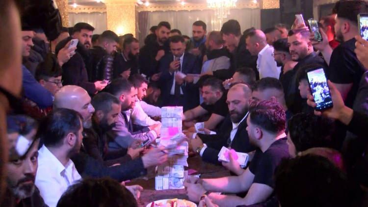 <p>Yöresel müzik eşliğinde başlayan sünnet düğünü, gecenin ilerleyen saatlerine kadar sürdü.</p>