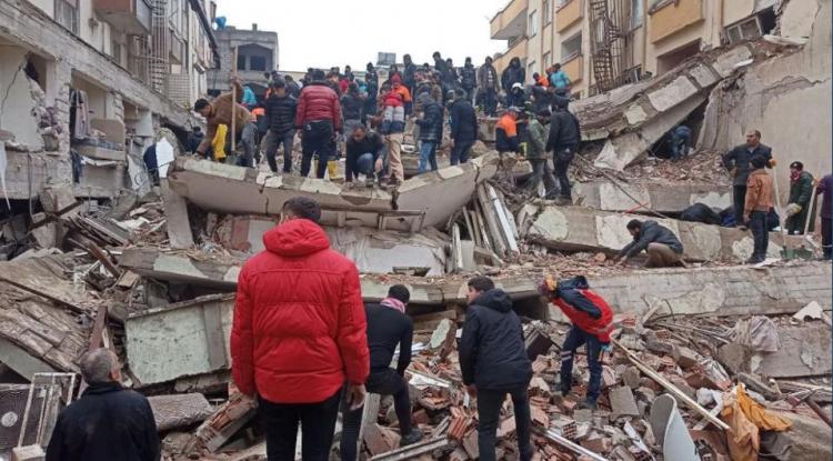 <p><strong>37 yaşındaki başarılı şarkıcı, sosyal medya hesabından yaşanılan felaketle ilgili bir mesaj yayınladı.</strong></p>
