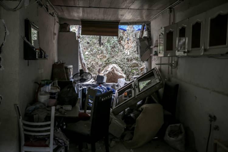 <p>Depremde kayaların düşmesi nedeniyle mahsur kaldıkları evden kendi çabalarıyla çıktıklarını anlatan Daglı, eşi ve 3 çocuğuyla canlarını zor kurtardıklarını belirtti.</p>

<p> </p>
