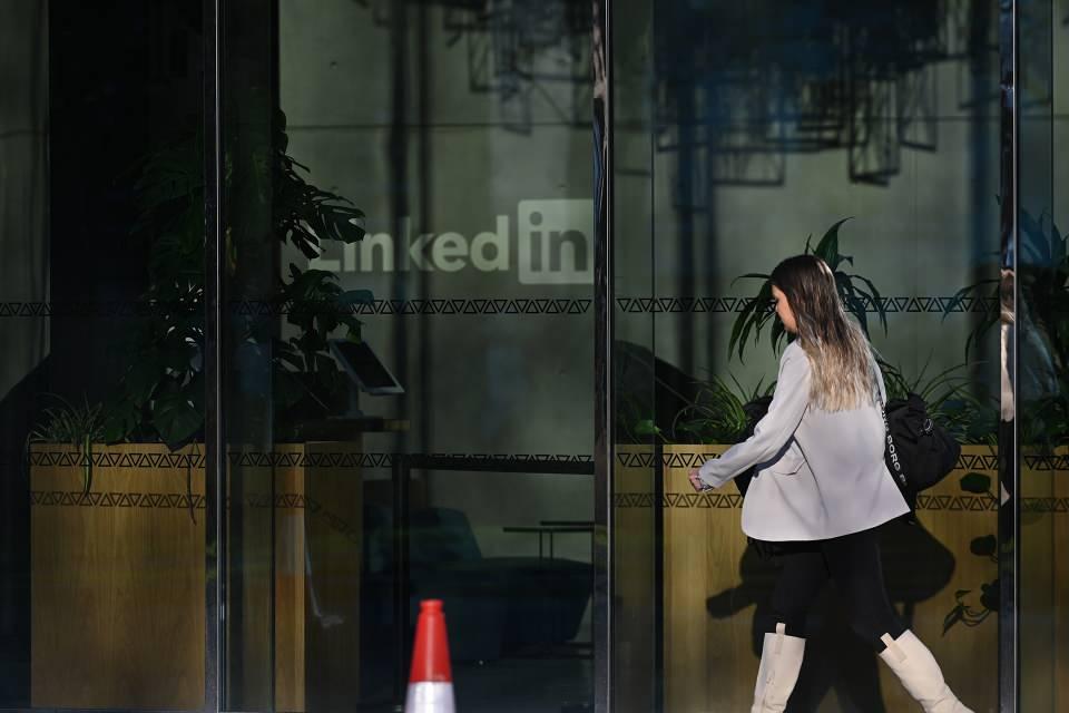 <p>Ocak ayında yaptığı açıklamayla 18.000 işten çıkarmayı planladığını belirten Amazon başı çekerken, şimdi Facebook'un çatı şirketi Meta, Google ve Microsoft gibi şirketler de işten çıkarma dalgasına katılacağına dair açıklamalar yaptı. </p>