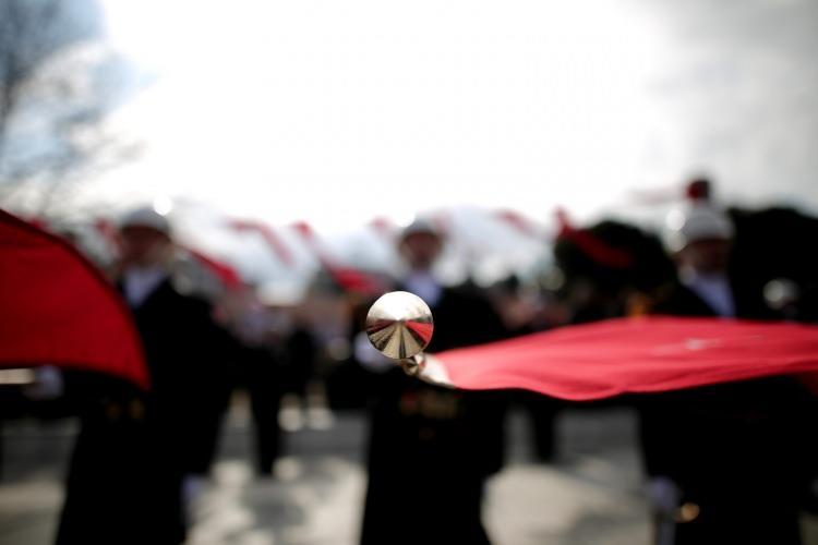 <p>Cumhuriyet Meydanı'nda saat 10.00'da başlayan törene, Milli Savunma Bakanı Hulusi Akar, Çanakkale Valisi İlhami Aktaş, Çanakkale Boğaz ve Garnizon Komutanı Tuğamiral Mustafa Turhan Ecevit, Çanakkale Belediye Başkanı CHP'li Ülgür Gökhan, milletvekilleri, bürokratlar, askerler, muharip gaziler, sevil toplum kuruluşu temsilcileri ve öğrenciler katıldı.</p>
