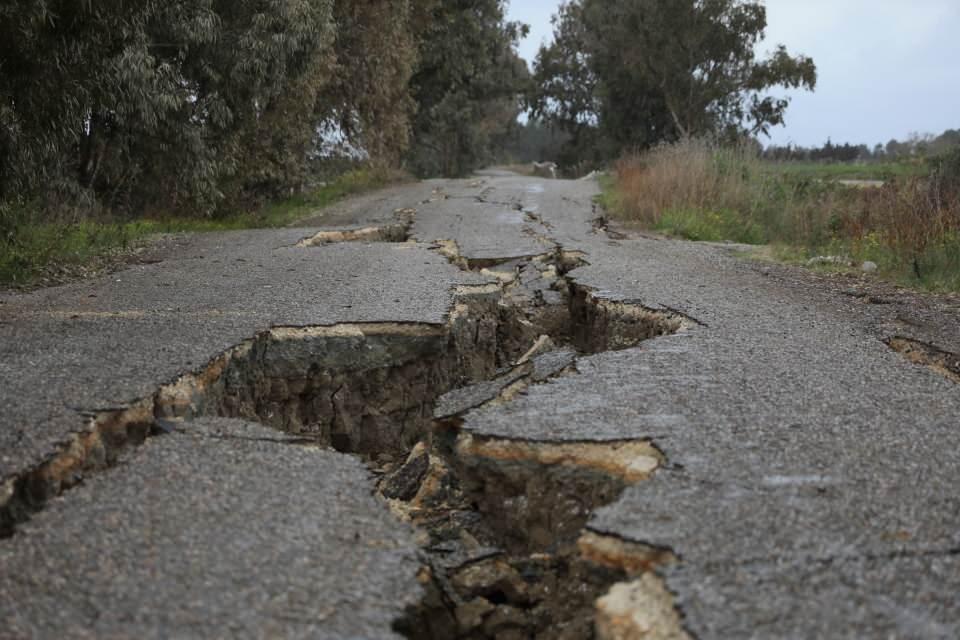 <p>Yolun bazı noktalarının yarıldığı, bazı noktalarının ise tamamen parçalandığı görüldü. Ekipler, araç trafiğine de kapanan yolu yeniden açmak için çalışma başlattı. </p>
