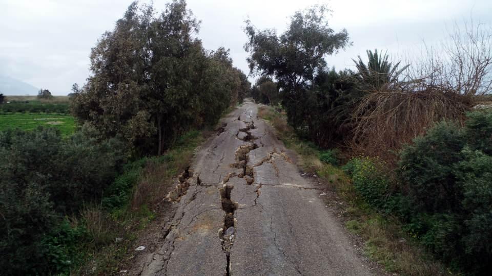 <p>Hatay'ın Samandağ ilçesindeki bazı yollarda, depremler nedeniyle metrelerce yarıklar oluştu. Bir insanın girebileceği boyutta boşlukların olduğu yollar, yakından görüntülendi.</p>

<p> </p>
