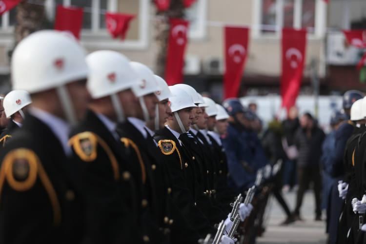 <p> Anıta ilk olanak Türkiye Cumhuriyeti adına Milli Savunma Bakanı Hulusi Akar çelenk bıraktı. Ardından Çanakkale Valisi İlhami Aktaş, Çanakkale Boğaz ve Garnizon Komutanı Tuğamiral Mustafa Turhan Ecevit, Çanakkale Belediye Başkanı Ülgür Gökhan da çelenk koydu.</p>
