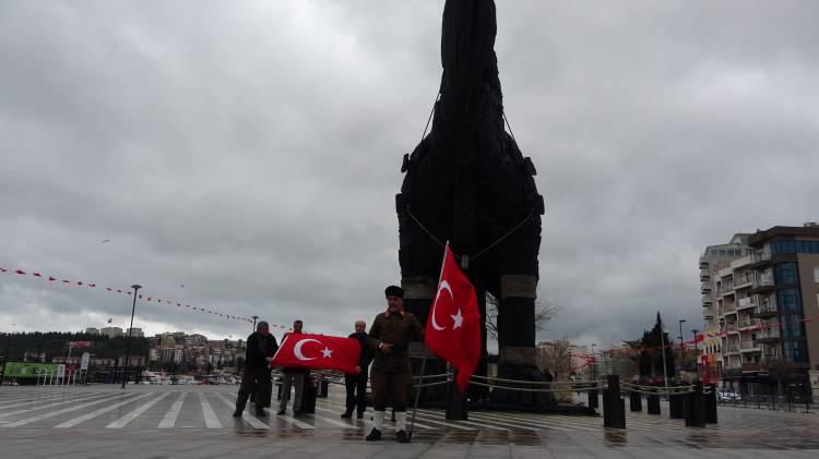 <p>Çanakkale Deniz Zaferi'nin 108’inci yıl dönümü kutlamalarına katılmak için İstanbul Bağcılar’dan üzerinde askeri üniforma ve 2 metre uzunluğunda Türk bayrağıyla yürüyen Gazi torunu ve Tokat 15'liler Derneği Başkanı Saffet Gümüş (53), 440 kilometre yol kat ederek, 10 gün süren yolculuk sonunda Çanakkale'ye geldi.</p>
