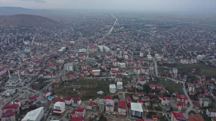 <p>5 çadır kent kuruldu Vatandaşlara sundukları barınma hizmetlerini de anlatan Vali Çiftçi, şöyle devam etti:</p>
<p> </p>
<p> </p>
<p> "İlçe merkezinde 5 çadır kent kurduk ve vatandaşlarımızı ilk etapta buralara almıştık. Çadır kentten sonraki aşama konteyner kentler. İstanbul Çekmeköy Belediyemiz 200 konteyneri alana yerleştirdi. Buranın altyapısını tamamladılar, şimdi son kontroller yapılıyor. Buraya 200 ailemizi yerleştirmiş olacağız. Çorum Belediyesi ve Liman Ayık Yaşam Derneği'nden gelen konteynerleri de buraya yerleştirdik. Yakın bölgede de 150 konteynerlik bir alanımız daha var. İnşallah bunları da kısa sürede tamamlayıp vatandaşlarımızı yerleştireceğiz."</p>