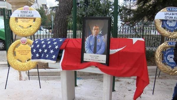 <p> Orada şehit ilan edildi, bayrağa sarıldı.  Burası çocukluğumuzdan beri bizim geldiğimiz cami. Ağabeyimle burada çok zaman geçirdiğimiz, teravihlere geldiğimiz bir cami, ondan burayı seçtim. Yaklaşık 26 senedir Türkiye'ye gelmiyordu. Gömülmek istediği yer de Türkiye'ydi. Eşi de yabancı olduğu için onun son rızasını yerine getirdi. Oradaki itfaiye bölümü de aynı şekilde ağabeyime aynı saygıyı gösterdiler. Ağabeyim geçen sene de ufak bir kalp krizi geçirmişti ama, doktor kontrollerini geçtiğinden dolayı göreve döndü. Ben istemiyordum. Hepimize sahip çıktığı için, onun gittiğini kabullenmek zor. Sözcükler yetmiyor. Sağlık sorununu bir şekilde spor yaparak atlattı. Kimseyle yarışmıyordu ama kendisiyle en büyük sınavı vardı. Bunu yapabiliyorsam, bir üstünü yapabilirim derdi. Limitin var diyordum. Herkesin bir limiti var, Süperman değilsin. Benim gözümde öyle ama bir yerden sonra durmasını bileceksin. O durmuyordu, sıkıntı buradan kaynaklanıyor" diye konuştu.</p>
