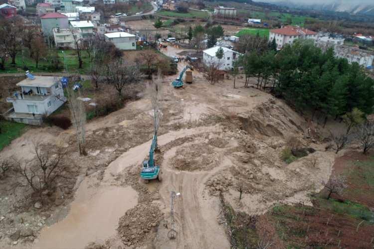 <p>Aynı evde misafir olarak kalan Yusuf Aşkın da evlerinin depremde ağır hasar gördüğünü ifade ederek, "Burası bizim için güvenli bir limandı. Bazı eşyalarımızı kurtarıp buraya getirmiştik onlar da selle gitti. Bunun tarifi yok. Biz zaten yıkılmıştık, şimdi yeniden savaşmak zorundayız. Bir şekilde üstesinden geleceğiz, mücadeleye devam edeceğiz." diye konuştu.</p>
