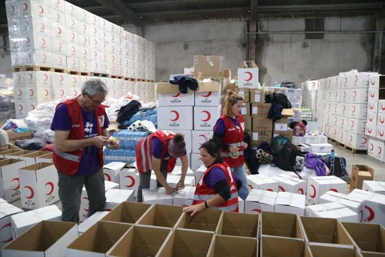 <p>Depremlerden en fazla etkilenen kentler arasında yer alan Kahramanmaraş'a gelen 27 ABD'li gönüllü, 6 gündür afetzedelerin yaralarını sarmak için çaba sarf ediyor.</p>
