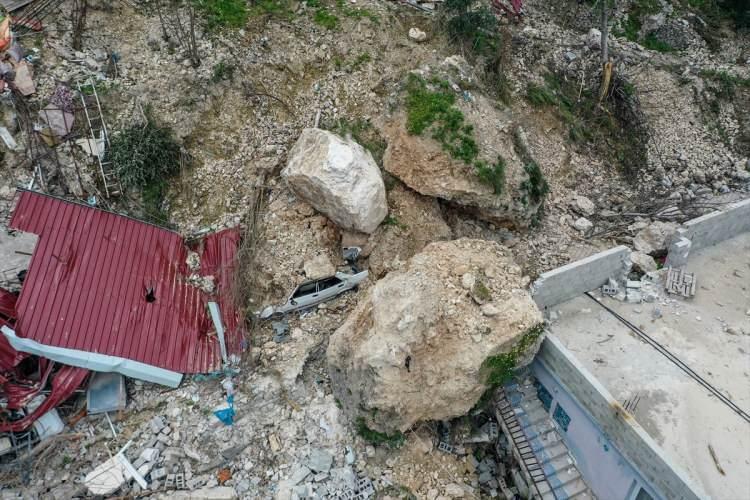 <p>"Dağ mahallesi" olarak adlandırılan müstakil evlerin bulunduğu Hacı Ömer Alpagot Mahallesi'nde ise bazı evler, deprem nedeniyle dağdan kopan kayalarla yıkıldı.</p>
<p> </p>