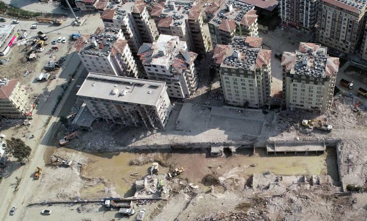 <p>Bilirkişiler eşliğinde, usulüne uygun olarak enkazda bulunan kolon ve kirişlerden, perde beton kısımlarından incelemeye esas karot numunesi alındı.</p>
