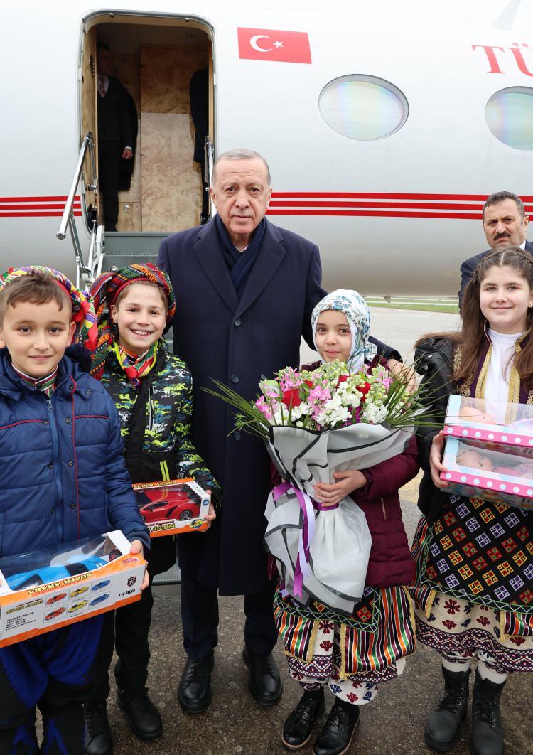<p>Cumhurbaşkanı Recep Tayyip Erdoğan, Türkiye'nin ilk bor karbür tesisinin açılışını gerçekleştirmek üzere Balıkesir'in Bandırma ilçesine geldi.</p>
