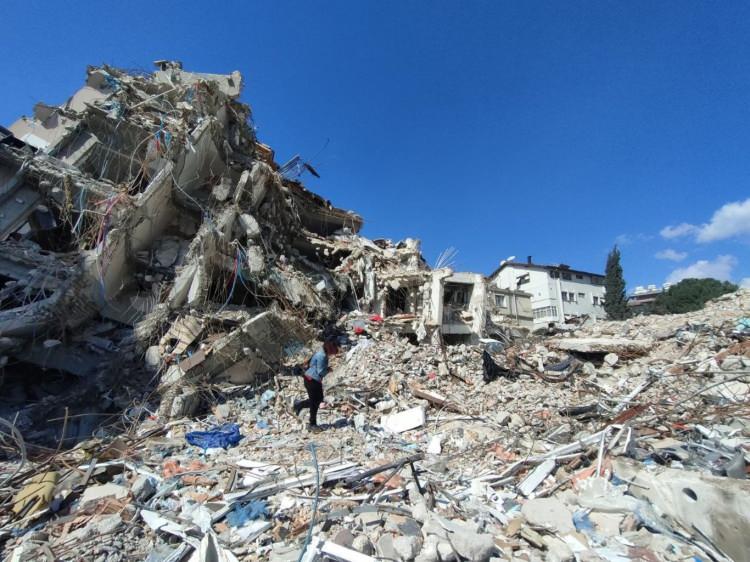 <p><span style="color:#000080"><strong>Türkiye'de yaşanan iki büyük deprem, başta Kahramanmaraş ve Hatay olmak üzere 11 ilde meydana getirdiği yıkımlar ve can kayıplarıyla milyonları ağlattı. Bölgede ve çevre illerde depremler ve artçıları devam ederken afetzedeler için ilk günden itibaren başlatılan yardım seferberliği devam ediyor.</strong></span></p>

<p> </p>
