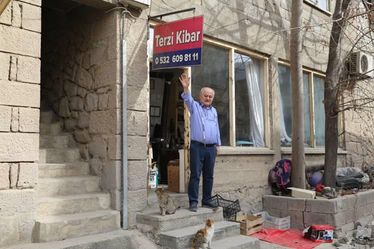 <p>16 yaşından beri bu sokakta esnaflık yapıyorum. Çıraklıktan kalfalığa ustalığa derken yıllar geçti. Burada doğup hep burada büyüdüğümüz için yukarıya gittiğimiz zaman ne kadar yakın olsa da tamamen bambaşka bir ortam. </p>
