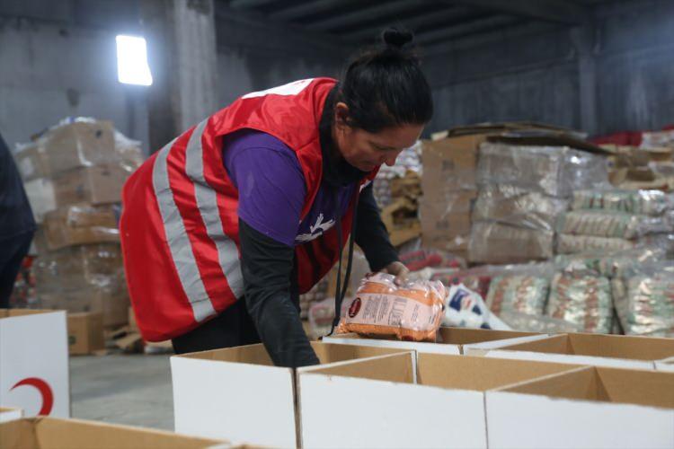 <p>Amerikalı gönüllü Lucy Sencon, AA muhabirine, Türkiye'deki yıkımla ilgili haberleri gördükten sonra All Hands and Hearts (Tüm Eller ve Kalpler) yardım kuruluşu ile deprem bölgesine gelmeye karar verdiğini söyledi.</p>

