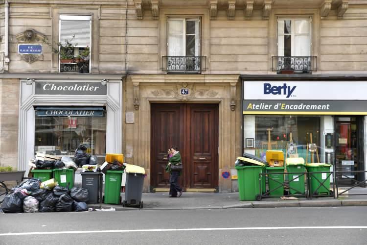 <p>Paris Belediyesi, temizlik işçilerinin hükümetin emeklilik reformunu protesto etmek için başlattığı iş bırakma eylemlerini, oluşan "çöp yığınlarına" rağmen destekleyeceğini açıklamıştı.</p>