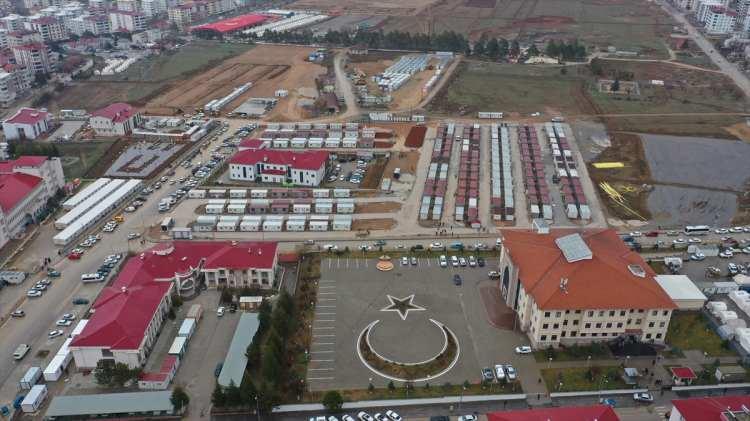 <p>Mobil aşevleri, seyyar mutfaklar sayesinde sıcak yemek hizmetini artırdıklarını ifade eden Çiftçi, şunları kaydetti:</p>

<p> </p>

<p> </p>

<p> "Günde yaklaşık 100 bin öğün sıcak yemek ve çorba sayısına ulaştık. Çoğunluğu Çorum'dan olmak üzere 584 tır yardım malzemesi aldık. Bunları kısa sürede depolarda fazla bekletmeden ihtiyacı olan vatandaşlarımıza ilettik. Vatandaşlarımızın yoğun çadır talebi vardı ve bugüne kadar yaklaşık 5 bin çadırın dağıtımını sağladık. İlk günden bugüne 8 bin 200 ton odun ve kömür dağıttık. Gelen yardımlar hala devam ediyor, depolarımızda malzemelerimiz var. İlçe merkezinde 2 ayrı noktada giyim market oluşturduk. Vatandaşlarımızı randevu sistemiyle araçlarımızla markete getiriyoruz, ihtiyaçlarını tedarik ediyorlar."</p>
