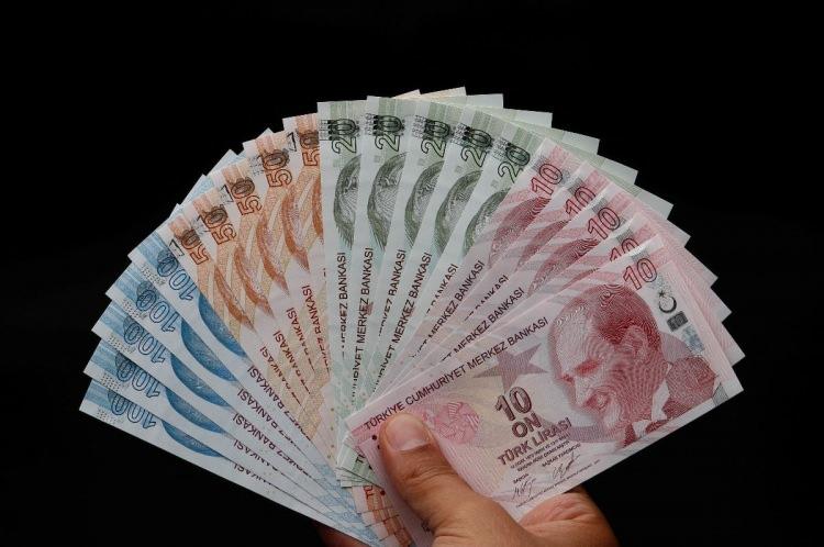 <p>Bu sözleşmeye göre memur ve memur emeklilerine yüzde 6 + enflasyon farkı oranında zam yapılacak.</p>
