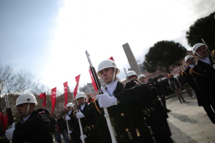 <p><strong>Yabancı temsilciler de zafer kutlamasında</strong></p>

<p>Çanakkale Deniz Zaferi'nin 108’inci yıl dönümü ve Şehitleri Anma Günü törenlerine Yeni Zellanda Maslahat Güzarı Nicelo Slight, Avustralya Askeri Ataşesi Albay Capt. Ben Esler, İngiltere Askeri Ataşesi Albay James Heardman ve temsilciler katıldı.</p>

