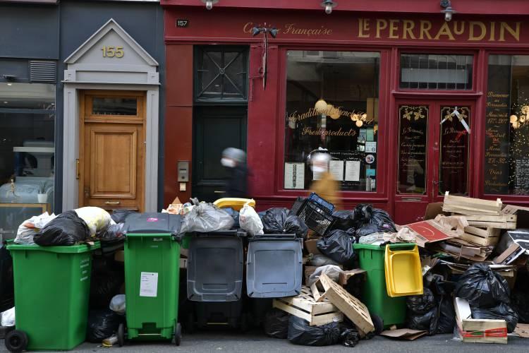 <p>Tartışmalı reforma karşı ülke çapında 19 Ocak'tan bu yana birçok kez grev ve protestolar düzenlendi.</p>