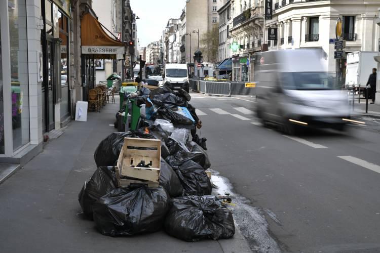<p>Paris Belediyesi, bu bağlamda başkentin sokaklarına 10 bin ton çöp yığıldığını açıkladı.</p>