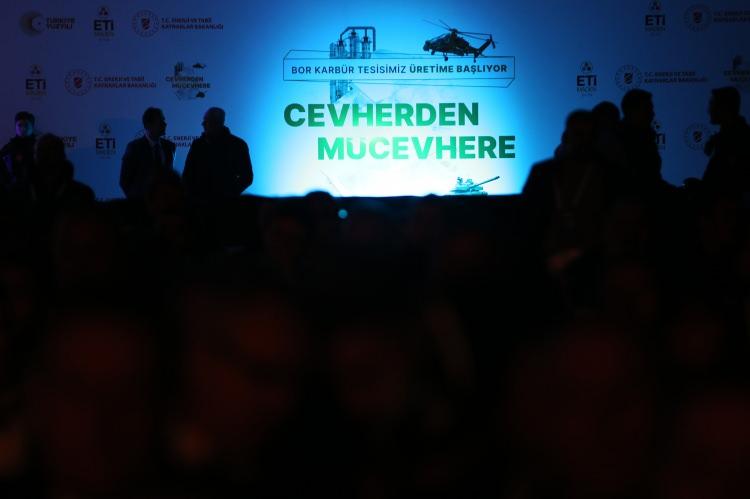 <p>Bor karbür tesisinden sonra devreye alacağımız lityum karbonat ve ferro bor tesisleriyle böylesine yüksek potansiyeli olan bir cevheri yüksek teknolojiyle işleyerek cevheri mücevher hale getirerek ihraç etmeye başlayacağız.</p>