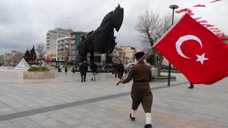 <p>Başkanımızdan aldığımız bu bayrağı nasip olursa, Türkiye’nin Cumhurbaşkanı Recep Tayyip Erdoğan’a, Sayın Devlet Bahçeli’ye ve Mustafa Destici’ye hediye edeceğim. Bugün ben Anadolu’yum, Ardahan’ım, Kars’ım, Adana’yım, Urfa’yım, Maraş’ım, Gaziantep’im, Hatay’ım, yaslıyım. </p>

