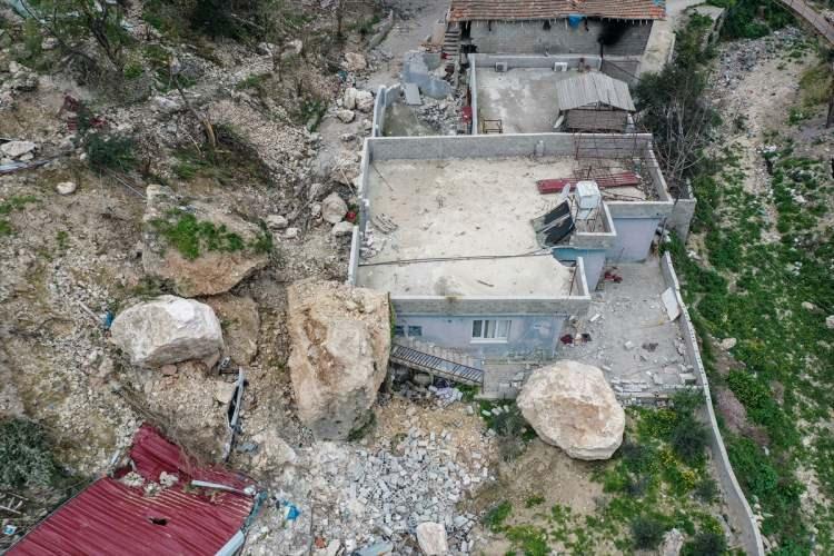 <p>Bazı evler üzerine düşen kayalar nedeniyle adeta dümdüz olurken, birçoğu da ağır hasar aldı. Dağdan kopan kayaların bir kısmı da mahallenin yollarına düşerek bazı araçlara zarar verdi.</p>

<p> </p>

