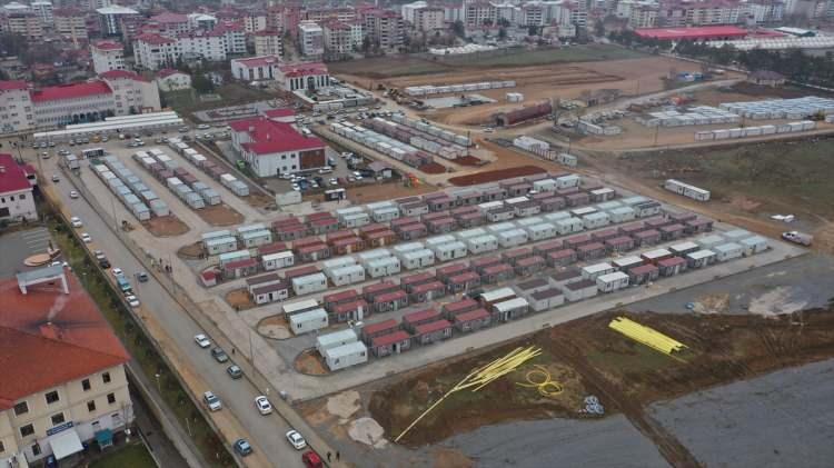 <p>Vatandaşlara ikinci gün sıcak yemek servisine başladıklarını ve sonrasında çadır kentler kurduklarını kaydeden Çiftçi, arama kurtarma faaliyetleri kapsamında 38 vatandaşı enkazlardan sağ çıkardıklarını bildirdi.</p>

