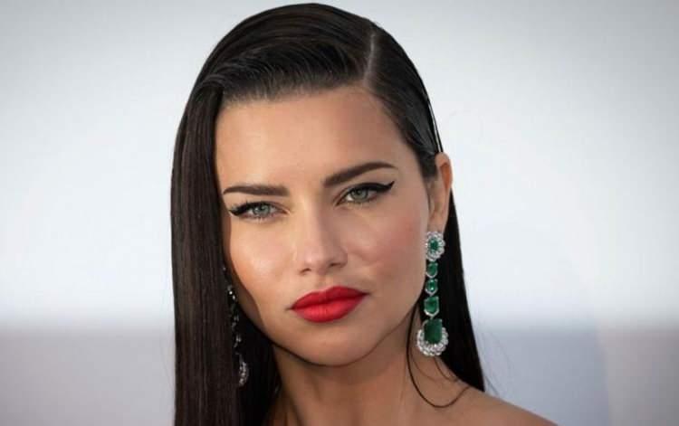 <p><span style="color:#000000"><strong>İkonik tarzıyla giydiği tüm kıyafetleri özenle seçen ve şıklığından ödün vermeyen Adriana Lima, geçtiğimiz günlerde Los Angeles'ta arkadaşlarıyla yürüyüş yaparken görüntülendi.</strong></span></p>