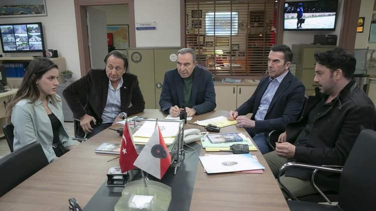 <p><span style="color:#000000"><strong>Diziseverler tarafından büyük bir heyecanla beklenen yapım için Kanal D İç Yapımlar, dizinin yayın haklarını Erler Film'den</strong></span><strong> <span style="color:#000000">satın aldı.</span></strong></p>