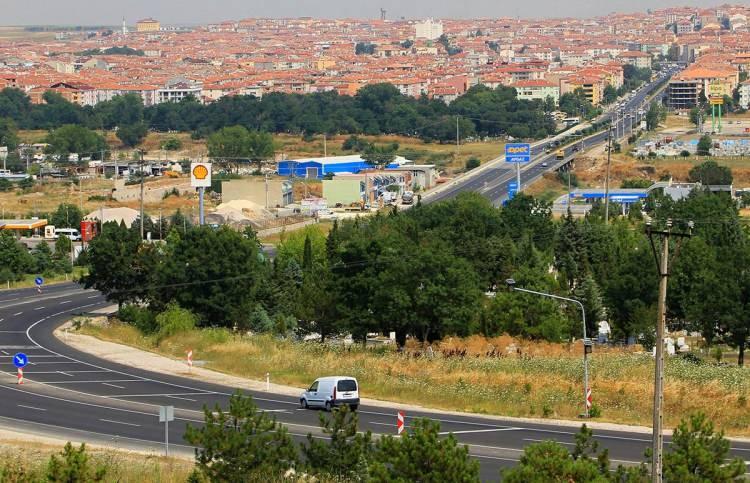 <p>Bağlantı yollarına yakın olan kolay ulaşılabilir bu yerler sürekli yaşanabilir yerlerdir.</p>
