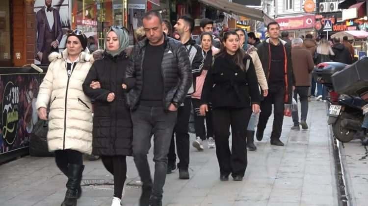 <p>İstanbul'daki kira artışlarının da EYT'li ve emekli vatandaşları Kırıkkale'ye yönlendirdiğini belirten Emlakçı Neslihan Veske, "EYT'den yararlanan birçok vatandaşlarımızda memleketi Kırıkkale'ye rotasını çevirdi. </p>
<p> </p>