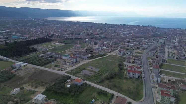 <p>Marmara bölgesinde büyük bir yıkıma sebep olması beklenen İstanbul depremi söylentileri sonrası yatay mimariye yönelenler masmavi göl ve yemyeşil zeytin ağaçları arasındaki doğa harikası İznik'e akın etti.</p>