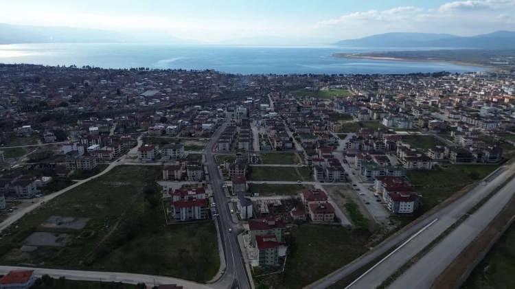 <p>Başta İstanbul olmak üzere Marmara Bölgesi'ndeki deprem riski taşıyan illerden İznik'e büyük bir talep patlaması yaşanıyor. 736,5 kilometrekare yüzölçümüne sahip ilçede hem kiralık hem de satılık ev ya da arsa neredeyse kalmadı. Satılık ev ya da arsa fiyatları da iki kat arttı. Kiralık evlerde ise yüzde yüze yakın fiyat artışı yaşanıyor.</p>
<p> </p>