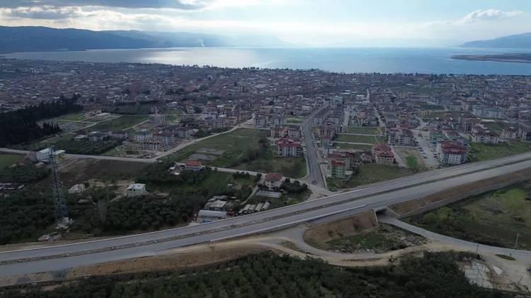 <p>Konu ile ilgili açıklama yapan İznik Emlakçılar Derneği Başkanı Mustafa Can, şunları söyledi:</p>
<p>“İlçemize özellikle İstanbul'dan yoğun talep var. Deprem korkusu insanları yatay mimariye yöneltti. Özellikle göl manzaralı olan arsalara büyük rağbet var. Artık insanlar çok katlı yapılarda oturmak istemiyor. Yüksek katlı binalardan çekiniyorlar. Her gün bununla ilgili talepler alıyoruz. İlçemizde kiralarda çok fazla arttı. Minimum artış yüzde yüz desem yanlış olmaz.”</p>