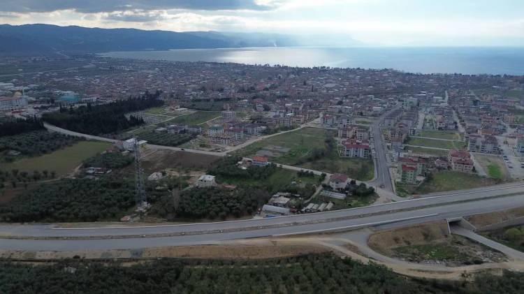<p>“Herkes kendi imkanlarına göre bir ev sahibi olmaya çalışıyor. Bunun içinde özellikle imarlı olan taşra mahallelerine büyük talep var. İznik'te revaçta olan yerlerin başında Göllüce ve Mustafalı mahalleleri geliyor. Burada satılık yer kalmaması fiyatları da yüzde 200-300 oranında arttırıyor. Diğer talepler ise resmi yolu olan ve 5 dönüm üzerinde olan meyve bahçeleri bu gibi yerlere 75 m2 bağ evi yapılabiliyor bu gibi yerlerin fiyatlarında da son zamanlarda büyük artışlar gözleniyor. Örnek vermek gerekirse geçtiğimiz sene Hespekli Mevkiinde dönüm fiyatı 150-300 bin lira arasında değişirken bu oran şimdi 750 bin liraya kadar yükseldi.”</p>
<p> </p>