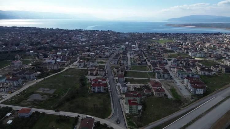 <p>“İlçemizin en ucuz olan dağ köylerinde bile fiyatlar uçtu desek yanlış olmaz. Candarlı, Hacıosman, Sansarak mahallelerimize de çok fazla talep var. Biz İznik'e olan bu talebin seçimden sonra daha da artacağını öngörüyoruz. Görüştüğümüz alıcıların neredeyse tamamı deprem nedeniyle çok tedirgin olduklarını ve bundan dolayı tek katlı yada iki katlı evlerde oturmak istediklerini söylüyorlar.”</p>
<p>Can, “Geçen sene itibari ile beş senelik ortalamaya bakıldığında İznik'te yılda 22 bin tapu el değiştiriyordu 2023 yılına bakıldığında bu sene bu oranın en az yüzde elli daha fazla olacağını öngörüyoruz” dedi.</p>
<p> </p>
<p> </p>