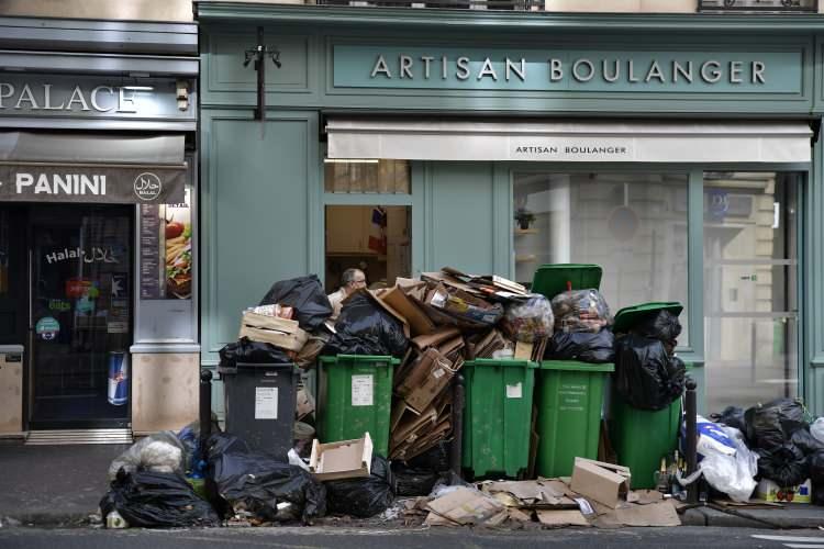 <p>Fransa'nın başkenti Paris'te temizlik işçilerinin grevi nedeniyle sokaklarda oluşan çöp yığınları, gündelik hayatın bir parçası haline geldi.</p>

<p> </p>
