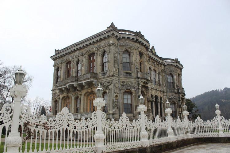 <p><strong>MİMAR SİNAN'IN KULLANDIĞI PEKİ HORASAN HARCI NEDİR?</strong></p>

<p> </p>

<p>Kültür ve Turizm Bakanlığı tarafından İstanbul depremine karşı tarihi yapıların korunması için kullanılan</p>

<p>'Horasan harcı' tuğla, kiremit ve benzeri malzemelerin; bağlayıcı olarak ise kirecin karıştırılmasıyla elde ediliyor.</p>
