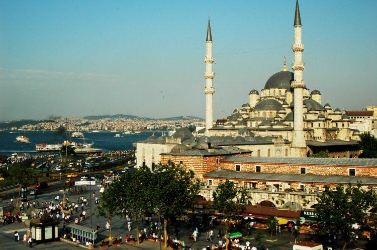 <p>Bakanlık, kireçle, tuğla kırığı ve tuğla tozunun birlikte harmanlanması ile edinilen Horasan harcını diğer tüm tarihi eserlerin restorasyonlarında da uygulamaya başladı.</p>
