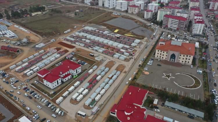 <p><strong> "584 TIR YARDIM MALZEMESİ ALDIK" </strong></p>

<p> </p>

<p>Çiftçi, ilçede kısa sürede elektrik, su ve internet gibi hizmetlerin sunulmasının sağlandığını dile getirerek, "10. günden itibaren de doğal gaz hizmetini vermeye başladık. Çünkü doğal gaz biraz daha nitelikli ve hassas çalışma yapılması gereken bir hizmetti." diye konuştu.</p>
