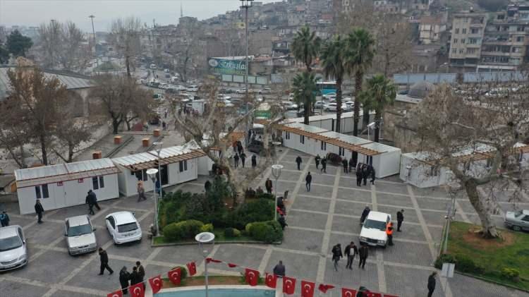 <p>"Çarşımızı tarihi Ulu Cami önündeki alana kurduk. 15 dükkan konteynerimiz yerleştirildi. Esnafımız dükkanlarını açtı ve temizliklerini yapıyorlar, raflarını diziyorlar. Rabb'im onlara bol, bereketli ve kazançlı işler versin. İnşallah depremin sıkıntıları bir an önce hem ülkemizden hem de Kahramanmaraş'taki vatandaşlarımızın üzerinden yavaş yavaş atılır. İş yerleri harekete başladığı zaman, hayat canlanmaya başladığı zaman da bunun olumlu katkılarını tüm Türkiye olarak göreceğiz."</p>
