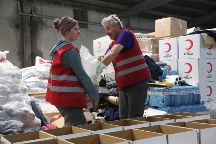 <p>ABD'den gelen 27 gönüllü, 6 Şubat'taki depremlerin merkez üssü Kahramanmaraş'ta Türk Kızılay'ın afetzedelere yönelik çalışmalarına destek oluyor.</p>

