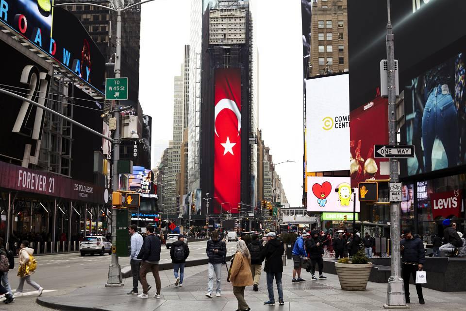 <p>Asrın felaketinin mahiyetine, bilimsel verilere ve afetin hemen ardından gerçekleştirilen çalışmalara ilişkin bilgilendirici içerikler, kampanya özelinde Türkçe ve İngilizce olmak üzere iki dilde hazırlanan "https://seninleyizturkiye.com/" ve "https://westandwithturkiye.com" internet sitelerinde yayınlandı.</p>

<p> </p>

<p> </p>

<p> </p>

<p> </p>
