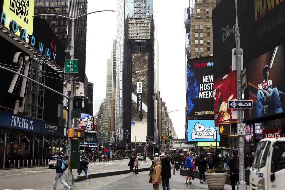 <p><strong>- Ünlü isimler kampanyaya destek verdi</strong></p>

<p> </p>

<p>Ayrıca afete yönelik dayanışmayı artırmak amacıyla New York'ta Times Meydanı gibi önemli meydanlarda ve ledli mobil kamyonlar aracılığıyla dış mekan ilanları yayınlandı. Ülkelerin önemli gazetelerinde de "We Stand Türkiye" sloganlarıyla ilanlara yer verildi.</p>

<p> </p>

<p> </p>

<p> </p>

<p> </p>
