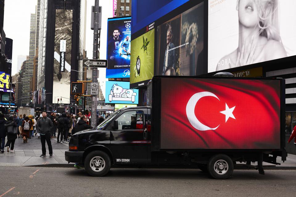 <p>Diğer taraftan aralarında BM Genel Sekreteri Antonio Guterres, dünyaca tanınmış oyuncular Morgan Freeman, Aamir Khan, Reshat Strik, şarkıcı Jamala, Yasmin Levy, Della Miles, sporcu Matwe Middelkoop'un da aralarında bulunduğu ünlü isimlerin Türkiye'ye destek mesajlarını içeren videolar farklı mecralarda paylaşıma sunuldu.</p>

<p> </p>

<p> </p>

