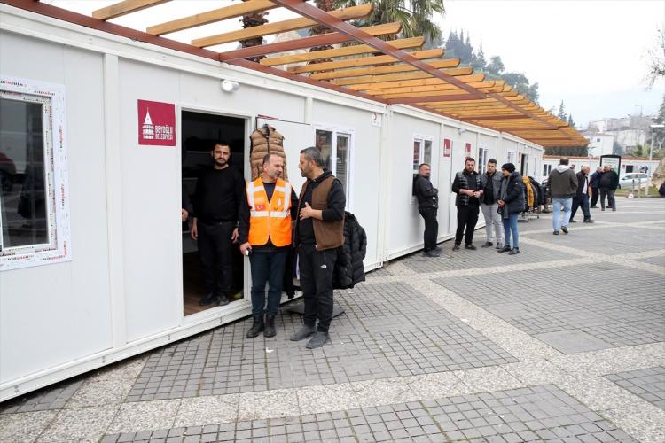 <p>Depremin üçüncü gününden itibaren Beyoğlu Belediye Başkanı Haydar Ali Yıldız'ın talimatıyla Kahramanmaraş'a geldiklerini belirten Koca, "Tüm ekip arkadaşlarımız burada, milletimizin yaralarını sarmaya çalışıyoruz." dedi.</p>
